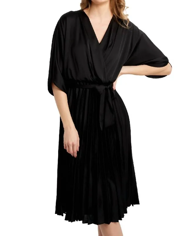 Casual Attire For Women Pleated V-Neck Dress In Black